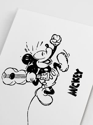 Schwarz-weiße Illustration von Mickey Mouse mit Gitarre auf weißem Hintergrund
