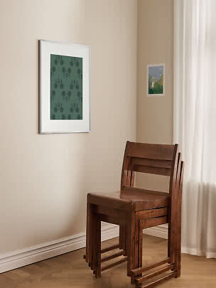 Ingelijste groene poster met Mickey Mouse-patroon aan beige muur boven gestapelde houten stoelen