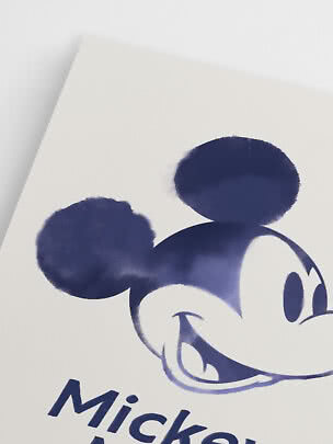 Primo piano di poster bianco con illustrazione blu di Topolino