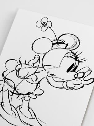 Dessin en noir et blanc de Minnie Mouse avec une fleur sur son chapeau, fond blanc