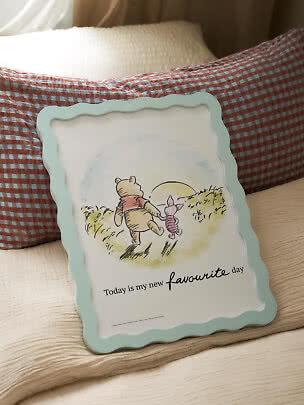 Dekoschild mit Winnie Puuh und Ferkel sowie dem Text „Today is my new favourite day“