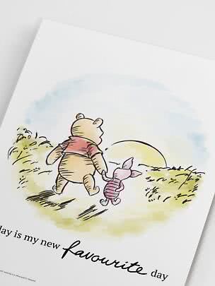Poster mit Winnie Puuh und Ferkel, die Hand in Hand dem Sonnenuntergang entgegen laufen