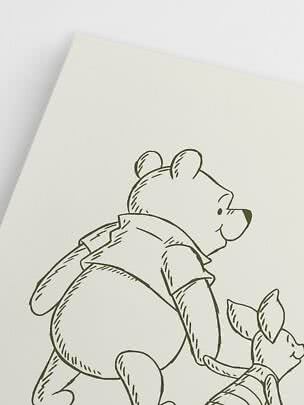 Dessin au trait de Winnie l’Ourson et Porcinet vus de dos sur fond clair