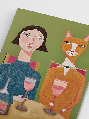 Dipinto di una donna e un gatto arancione a tavola con calici di vino e bottiglia
