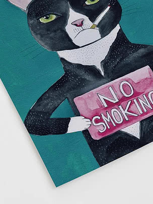 Illustrazione di gatto bianco e nero con sigaretta e cartello rosa "No Smoking"