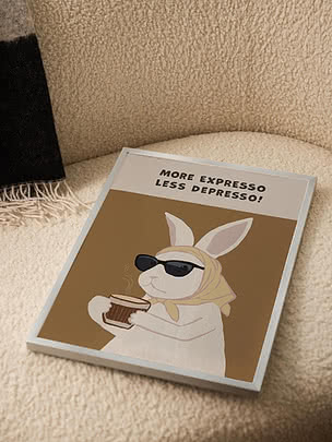 Poster incorniciato con coniglio con occhiali da sole e foulard che tiene un caffè, testo "More expresso less depresso"
