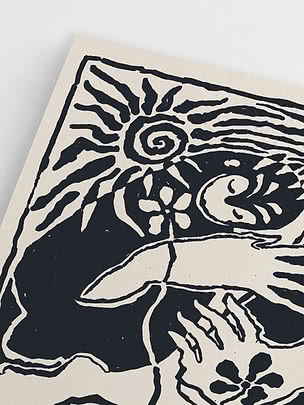 Stampa artistica in bianco e nero con volto astratto, sole a spirale e fiori