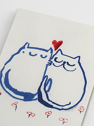 Illustration af to blå katte, der krammer, med et rødt hjerte over sig på hvid baggrund