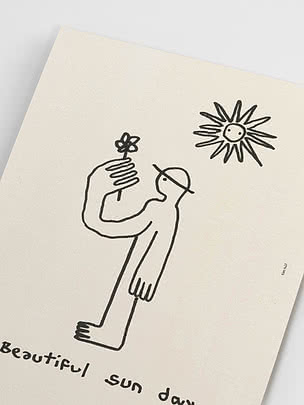 Plakat med enkel sort stregtegning af person med blomst og sol på lys baggrund