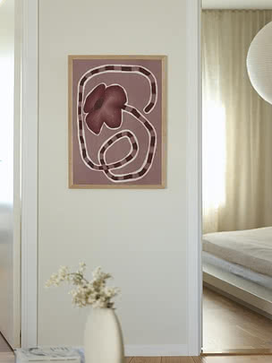 Poster astratto floreale incorniciato rosa e bordeaux su parete chiara