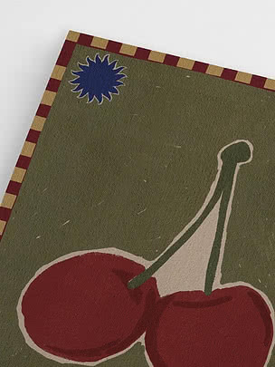 Primer plano de póster con cerezas rojas sobre fondo verde y borde a cuadros