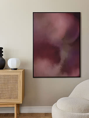 Póster abstracto en tonos rosa y burdeos con marco negro sobre pared beige