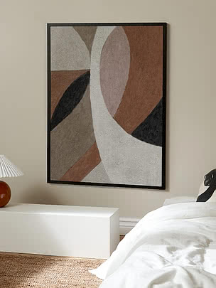 Quadro astratto con cornice nera e forme curve in beige, marrone, bianco e nero