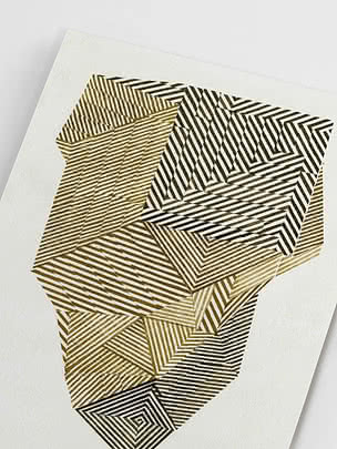 Abstrakter geometrischer Druck mit schwarzen und goldenen Streifenmustern auf weißem Papier