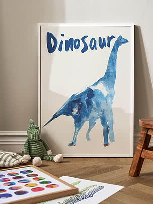 Plakat i hvid ramme med blå akvarel-dinosaur og teksten "Dinosaur".
