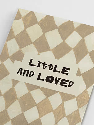 Plakat med beige og brunternet mønster og teksten "Little and Loved"