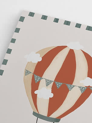 Illustrazione di mongolfiera rossa e color crema con piccole nuvole e bordo verde