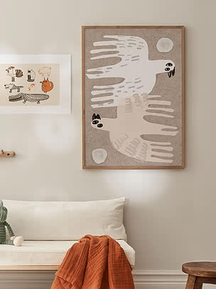 Affiche encadrée avec deux oiseaux blancs en vol, style abstrait, sur fond beige