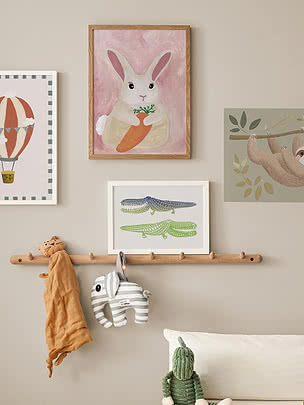 Affiche encadrée d’un lapin avec une carotte sur fond rose dans une chambre d’enfant