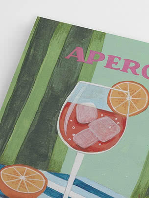 Illustrazione dipinta di un bicchiere di aperitivo rosso con ghiaccio e fetta d’arancia