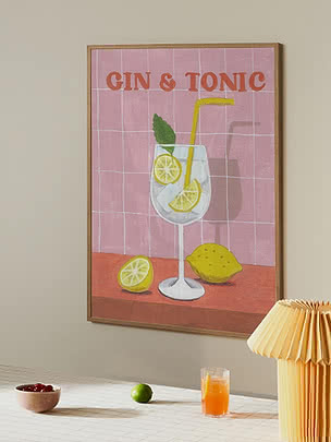Inramad poster med gin och tonic-illustration, citroner och rosa bakgrund med text.