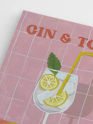 Målad gin och tonic med citronskivor, is och sugrör mot rosa kaklad bakgrund