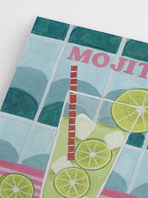 Ilustracja mojito z plasterkami limonki, kostkami lodu i słomką na niebieskim tle w kratkę