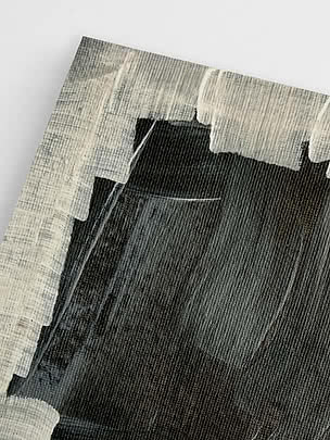 Primo piano in diagonale della stampa senza cornice che mostra il bordo bianco strappato dove i tratti toccano il centro scuro