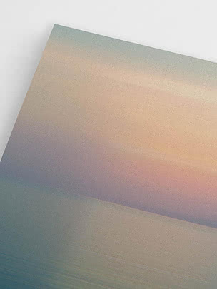 Primo piano in diagonale della stampa senza cornice che mostra il cielo albicocca che sfuma nella linea scura dell'orizzonte
