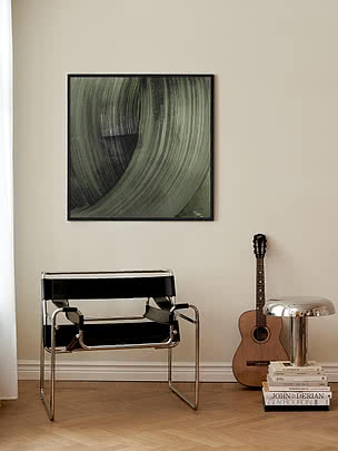 Stampa Sage Brush in cornice nera su parete crema, sopra una poltrona in pelle nera e cromo accanto a una chitarra