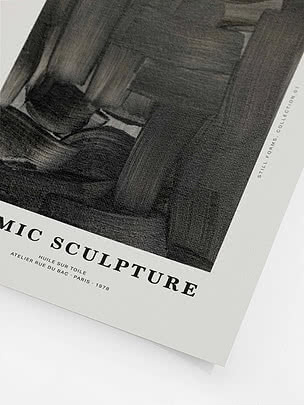Primo piano dell'angolo inferiore con la trama della tela nella stampa e il titolo Cosmic Sculpture in graziato
