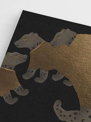 Närbild på det övre hörnet med guldets matta struktur, de slutna gula ögonen och den svarta pappersytan