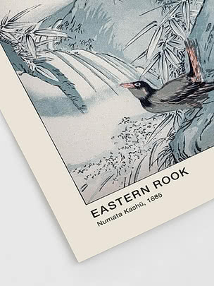 Zbliżenie kremowego marginesu i wydrukowanego tytułu Eastern Rook pod motywem ptaka i wodospadu