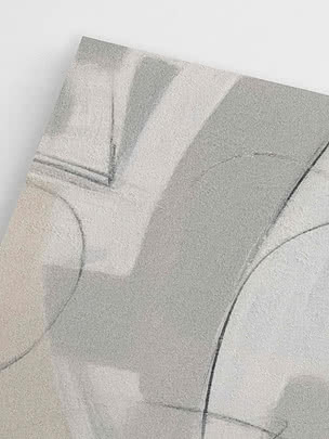Skrå nærbillede af det uindrammede tryk hvor grafitbuerne krydser de malede blokke og overfladens kornethed er synlig