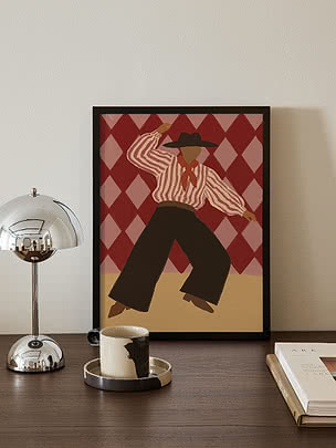 Poster Retro Dance Character in cornice nera appoggiato su un piano in legno scuro accanto a una lampada da tavolo cromata, una tazzina da espresso e un libro