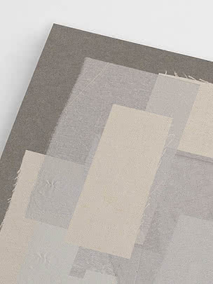 Gros plan du coin supérieur montrant le bord de lin effiloché et la couche transparente posée sur le carton gris