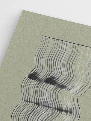 Nahaufnahme der welligen Säule aus feinen Linien auf dem salbeigrauen Grund, mit den dunklen Schlieren dort, wo sich die Linien zusammendrängen