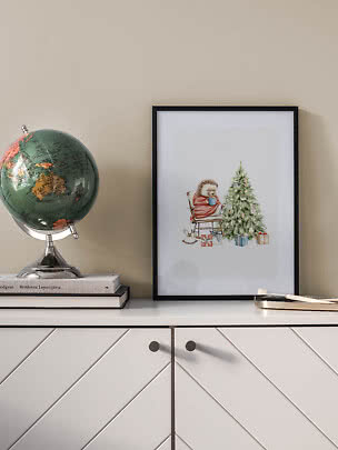 Gerahmte Illustration eines Igels neben einem Weihnachtsbaum auf einer Kommode neben einem Globus