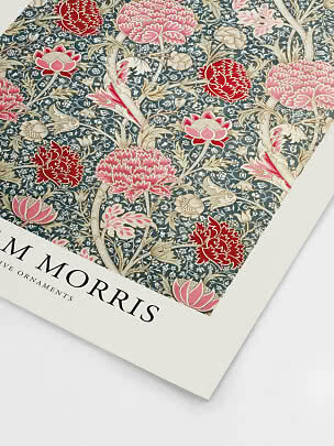 William Morris blomsterprint med røde og lyserøde blomster på blå baggrund