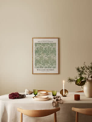 Poster incorniciato di William Morris con motivo verde sopra una tavola apparecchiata