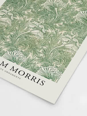Motivo floreale verde William Morris con foglie sinuose su sfondo color crema