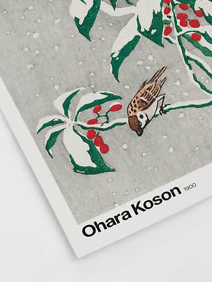 Affiche d’art avec petit oiseau sur branche enneigée et baies rouges, fond gris