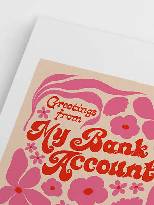 Retro-Poster mit rosa Blumen und roter Schrift: „Greetings from My Bank Account“