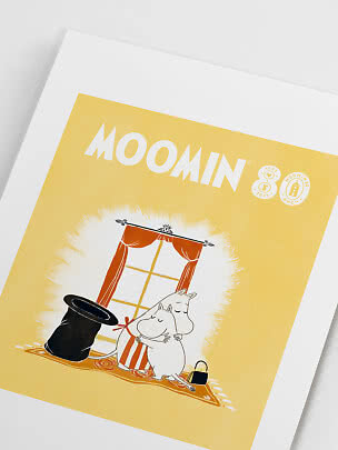Poster Moomin con sfondo giallo, personaggi abbracciati vicino a una finestra e cappello nero