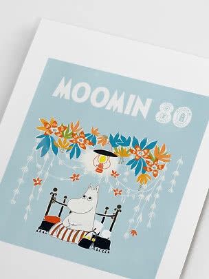 Mumin plakat med Mumi på seng under blomsterkrans mod lyseblå baggrund