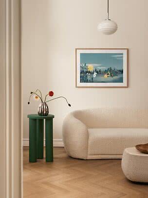 Modernes Wohnzimmer mit cremefarbenem Sofa, grünem Beistelltisch mit Vase und blauem Wandbild