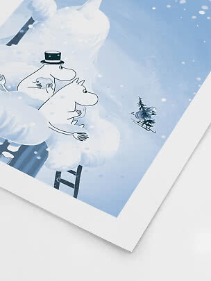 Poster invernale blu con i Mumin su un albero innevato e un piccolo sciatore sotto