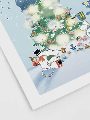 Illustration des Moumines près d’un sapin de Noël lumineux rempli de décorations