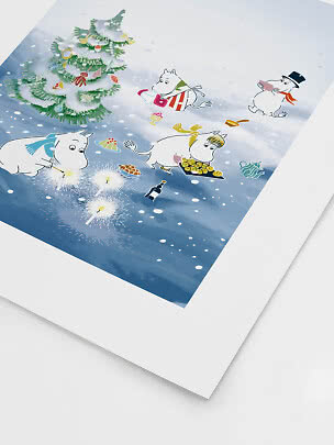 Illustration der Mumins im Schnee an einem geschmückten Weihnachtsbaum mit Geschenken und Wunderkerzen