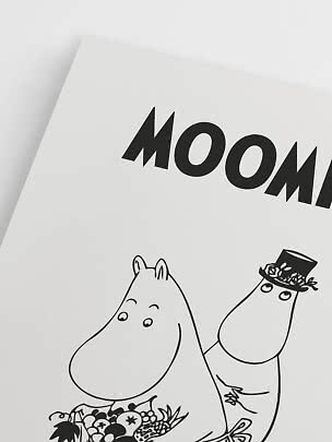 Poster Moomin in bianco e nero con due personaggi, uno con cappello e uno con fiori